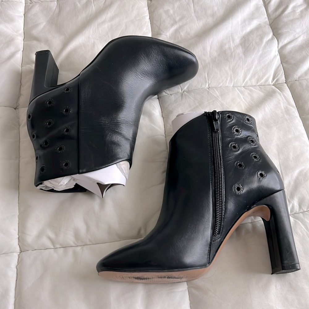 Gap Eyelet ankle boots